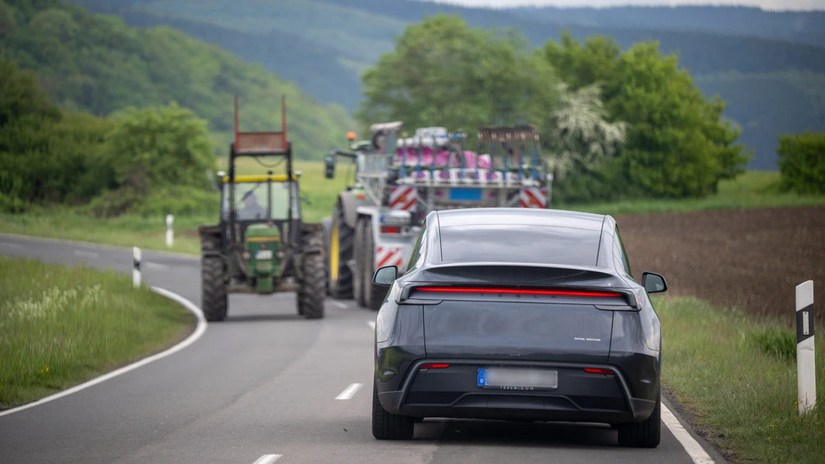 Pilotprojekt in der Eifel: Autonome Teslas befördert Schüler und Senioren