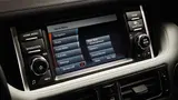 Bild 1. Fahrer (links) und Beifahrer (rechts) werden über das zentrale Display im neuen Range Rover mit unterschiedlichen Informationen versorgt. Aktiviert wird diese Funktion über eine Taste rechts neben dem Display.