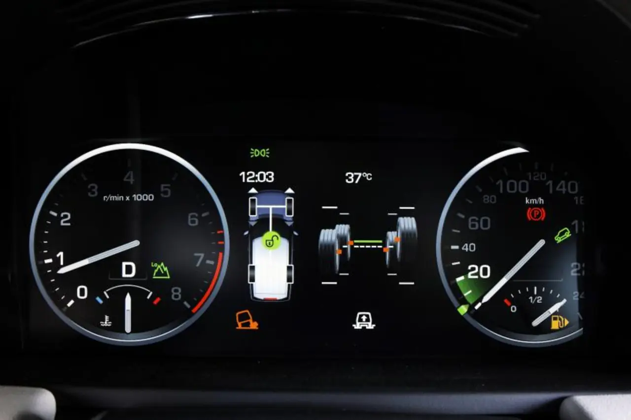 Bild 2. Das frei programmierbare Display erlaubte den Land- Rover-Entwicklern eine variable Darstellung der Informationen. Reicht der Platz zwischen den Rundinstrumenten nicht aus, wird der Tacho kurzerhand aus dem Bild geschoben. Bild 2. Das frei programmierbare Display erlaubte den Land- Rover-Entwicklern eine variable Darstellung der Informationen. Reicht der Platz zwischen den Rundinstrumenten nicht aus, wird der Tacho kurzerhand aus dem Bild geschoben.