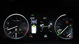 Bild 2. Das frei programmierbare Display erlaubte den Land- Rover-Entwicklern eine variable Darstellung der Informationen. Reicht der Platz zwischen den Rundinstrumenten nicht aus, wird der Tacho kurzerhand aus dem Bild geschoben.