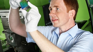 Günter Helferich vom Fraunhofer Institut für Chemische Technologie (ICT)