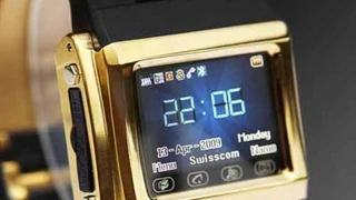 Armband-Handy mit Wecker, Kamera, MP3 sowie MP4 für Audio und Video. SMS- und MMS-fähig. 120 min Sprech- und 280 h Standby-Zeit. 