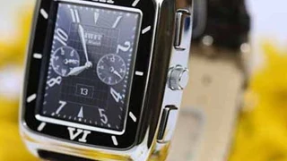iWatch KW688: sieht aus wie eine teure Schweizer Uhr: Triband, GPRS, WAP, SMS, MMS, MP3/MP4 Player. Sprechzeit 6 Stunden, Bluetooth.