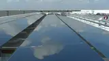 Eine Solaranlage mit 5,7 Quadratmeter großen Modulen liefert den Strom für das Verwaltungsgebäude von Applied in Singapore und generiert jährlich 450 MW-Stunden Leistung. Die Panels wurden auf einer SunFab Line gefertigt. 