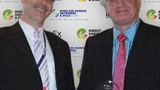 Armin Anders, EnOcean, und Dr. Peter Harrop, Chairman, IDTechEx, UK, bei der Preisübergabe auf der Energy Harvesting & Storage Europe 2010 in München.