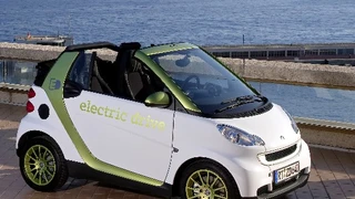 Das Modell der der zweiten Generation ist mit einer Lithium-Ionen-Batterie (Kapazität 16,5 kWh) ausgerüstet,...