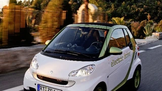 Den Spurt von Null auf 60 km/h schafft der der Elektro-smart in 6,5 Sekunden, seine Höchstgeschwindigkeit ist bewusst und stadtgerecht auf 100 km/h begrenzt.
