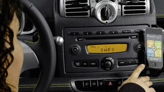smart hat eine drive-App für das iPhone entwickelt, das sich zusammen mit dem "smart cradle for the iPhone" in einen multimedialen Bordcomputer verwandelt.