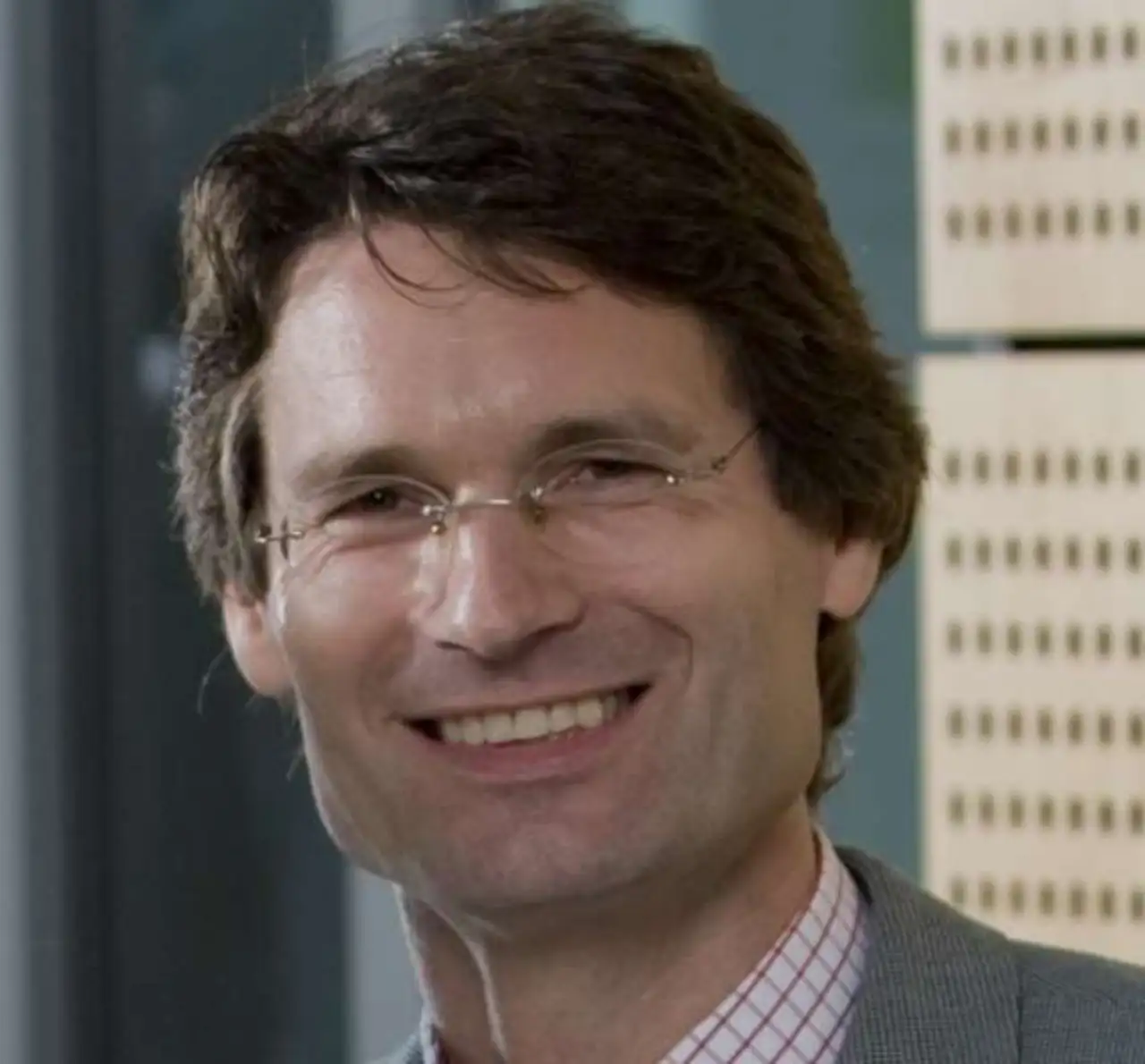 Guido Hitschmann, 3M: »Die unteren und oberen Mikrostrukturen müssen auf einige Nanometer genau zueinander positioniert sein, deshalb müssen wir die Mikrostrukturen für jedes Display exakt neu berechnen.« Guido Hitschmann, 3M: »Die unteren und oberen Mikrostrukturen müssen auf einige Nanometer genau zueinander positioniert sein, deshalb müssen wir die Mikrostrukturen für jedes Display exakt neu berechnen.«