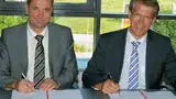 Würth Solar und Manz Automation schließen Kooperationsvertrag (v.l.: Dieter Manz, Vorstandsvorsitzender Manz Automation AG, Bernd Sprecher, Geschäftsführer Würth Solar)