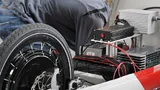 Bei der Montage des Abnehmers auf der Unterseite des Fahrzeugs