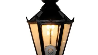 Diese LED-Straßenleuchte des Herstellers Braun sieht wie eine Gaslaterne aus.