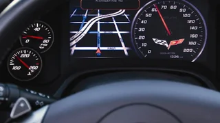 Digitales Armaturenbrett auf QNX-Basis mit Modi für Fahrt und Informationen.
