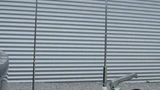 Der Teleskopstab mit Laserdiode wird auf die Anhängerkupplung gesetzt.