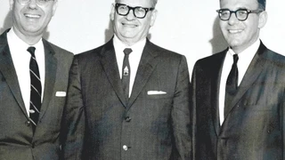 Gründer und CEO Charles Avnet (Mitte)mit den Söhnen Lester und Robert Avnet. Beide fungierten nach der Ära ihres Vaters Charles ebenfalls als CEOs im Unternehmen.