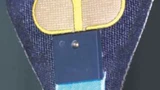 Elektronische Komponenten werden mit leitfähigem Garn auf Textilien gestickt.  