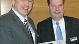 Andreas Grimm (links) und Holger Asmussen von Hameg mit einem HMO-Scope