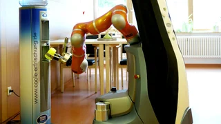 Care-O-bot, Getränk vom Wasserspender holen