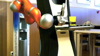 Care-O-bot, Getränk auf dem Tablett abstellen