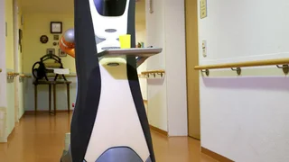 Care-O-bot, im Gang des Altenheimes