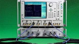 Zur Kategorie der Single-Sweep-Geräte gehört der neue Vektor-Netzwerkanalysator ME7838A, der mit beachtenswerten Leistungsdaten im Frequenzbereich von 40 kHz bis 125 GHz aufwarten kann. 