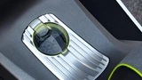 Auf konventionelle Rückspiegel verzichtet BMW Konzeptroller. An ihre Stelle treten zwei in das Rücklichtglas integrierte Videokameras, die das rückwärtige Verkehrsgeschehen für den Fahrer gut sichtbar auf zwei LCDs im Cockpit übertragen. Die Anzeige 