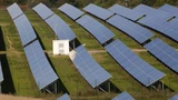 Wie Wellen im Meer muten die einzelnen Solarpaneele des Solarparks an.