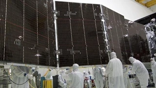 Ein Solarpanel wird angebracht.