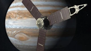 Juno nähert sich dem Planetenriesen Jupiter (künstlerische Darstellung)
