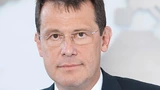 Dr.-Ing. Joachim Fetzer studierte Elektrotechnik an der Universität Stuttgart, wo er auch im selben Fach promovierte. Derzeit leitet Dr. Fetzer als Exceutive Vice President, zusammen mit First President Jingun Lee, die Geschicke der SB LiMotive Co., 