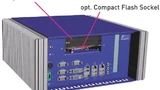 An der Vorderseite des Geräts befindet sich eine kleine, staubdichte Klappe, hinter der sich ein Wechseleinschub für zwei 2,5-Zoll-Laufwerke (SSD / Industrial HDD) verbirgt. 