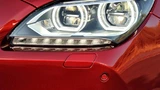 Scheinwerfer mit Akzentleuchte, Abblend-/Fernlicht, Fernlichtassistent, Abbiegelicht, Blinker und Tagfahrlicht in LED-Technik. Inkl. Adaptives Kurvenlicht mit variabler Lichtsteuerung für eine dynamische Ausleuchtung der Fahrbahn.