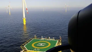Windpark alpha ventus mit Landeplattform für Helikopter.