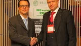 Dr. Thiemo Gropp, Vorstand der Desertec Foundation und Tomas Kåberger, Vorstandsvorsitzender von JREF, unterzeichnen das Abkommen, das sich zum Ziel setzt, ein asiatisches Super-Stromnetz aufzubauen.