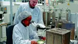 Bild 1: Für die Zertifizierung nach der ISO 13485 wurden auch die Mitarbeiterinnen und Mitarbeiter der Fertigung hinsichtlich der Dokumentation der Prozessschritte geschult 