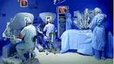 Bild 1: Das »da-Vinci«-System kann die klinischen Resultate chirurgischer Eingriffe verbessern und die Rekonvaleszenz beschleunigen.  Das Vision-System ist in der Mitte rechts, die fahrbare patienten-seitige Robotik-Plattform rechts.