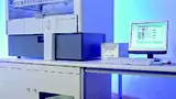 Bild 3: Um die empfindliche Elektronik des hochpräzisen »EUROIMMUN Analyzer I« vor Stromstörungen zu schützen, installiert der Hersteller seine Anlagen nur noch in Kombination mit einem Power-Conditioner (unten im Bild).