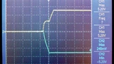 Bild 4. Nach dem Einschalten bauen sich die beiden Ausgangsspannungen (+5 V und -5 V) langsam auf. Die am -5-V-Aus- gang aufgenommene Kurve zeigt, wie die Schottky-Diode (D5 in Bild 1) beim Einschaltvorgang das Ansteigen der Ausgangsspannung in posit