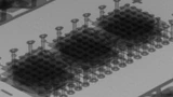 In der Röntgenaufnahme eines Multi-Chip-Moduls sind die drei Stapel mit je drei eingebetteten MOSFETs und ihre Ankontaktierung gut zu sehen.