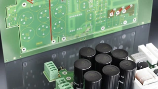Leiterplatten Designwettbewerb Pfiffige Power PCBs 1 Preis Rof Sander Sander CAD GmbH PCB mit Markierung uind bestückte Baugruppe