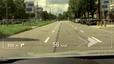 Bild 2. Blick durch das kontaktanaloge Head-up-Display: Neben Vorabinformationen zum nächsten Manöver und der aktuellen Geschwindigkeit wird ein Fahrstreifenwechselhinweis angezeigt.