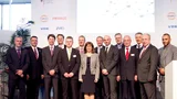 Die Repräsentanten aller an Gründungsveranstaltung der Initiative EEBus e. V. beteiligten Firmen während der Pressekonferenz auf der Hannover Messe