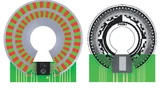 Prinzipielle Anordnung und Größenvergleich: Polscheibe und Hall-Drehgeber iC-MU (links; die eingefärbte Magnetisierung ist dem Chip zugewandt); Code-Scheibe und optischer Drehgeber iC-LNB im optoBGA-Gehäuse (rechts).