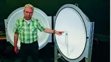 Bild 2: Der Leiter des Lichtlabors platziert eine zu vermessende Lampe - in diesem Fall ein LED-Retrofit - im Zentrum der großen Ulbricht-Kugel