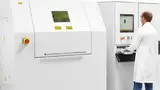 Neue Möglichkeiten beim Strukturieren von Dünnschichtmodulen. Dr. Marc Hüske nutzt den LPKF Presto, um optimale Parameter für die Produktionssysteme zu qualifizieren.