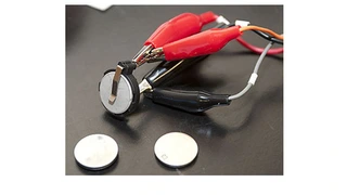 Und so sehen die so genannten "Super"-Lio-Ion-Batterien von Nahem aus.