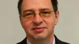 Tobias Neff, Bystronic glass: »Das Projekt ist teilfinanziert durch das Bundesumweltministerium und kommt genau zur richtigen Zeit, denn der Markt braucht günstige Alternativen.«  ((Bild Maschine und Detailbild Appliziervorgang))  Die photovoltaic’tp