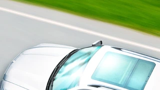 Das Schiebedach im Auto ließe sich ebenfalls als Stromquelle nutzen. Bei einer angestrebten Transparenz der Solarschicht von 50 Prozent würde das Dach im Sommer auch die Sonne ganz gut abhalten, trotzdem aber noch genügend Licht durchlassen.