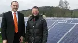 Bernhard Hofstetter, Igus (li.), und Thomas Vogel, TecnoSolar, im Solarpark in Postbauer-Heng. Allein in dieser PV-Anlage sind an die 13.000 Polymer-Gleitlager verbaut.
