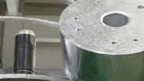 Auf Lärmschutzwänden können auch Photovoltaik-Anlagen montiert werden. Drei trocken laufende Polymer-Gleitlager sorgen für die notwendige Verfügbarkeit. Auf der Intersolar präsentiert TecnoSun ein solches System.
